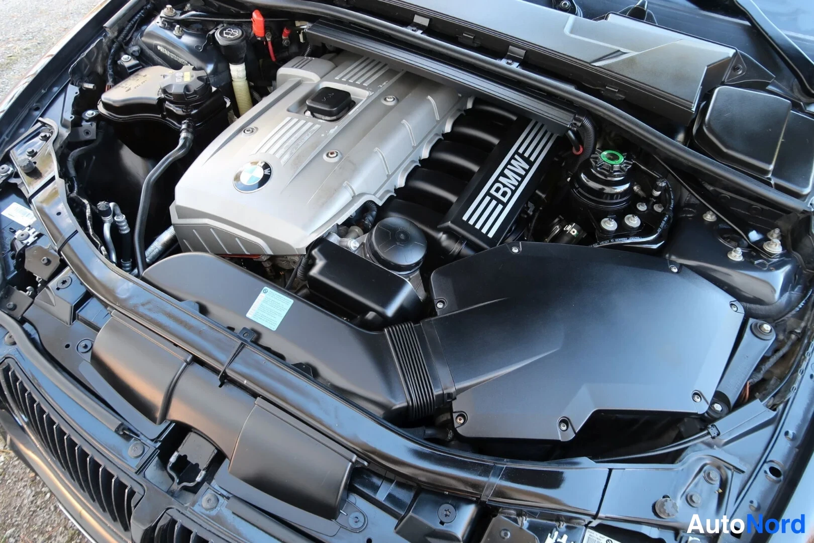 Musta BMW 325i 2005, moottoritila, kuva 25