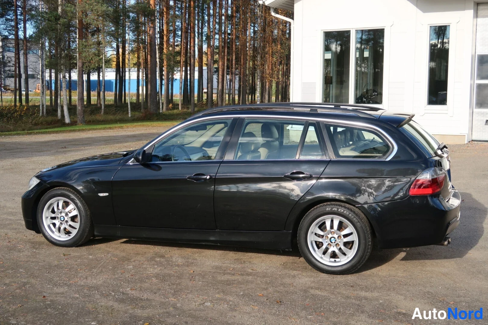 Musta BMW 325i 2005, takaviisto, kuva 10
