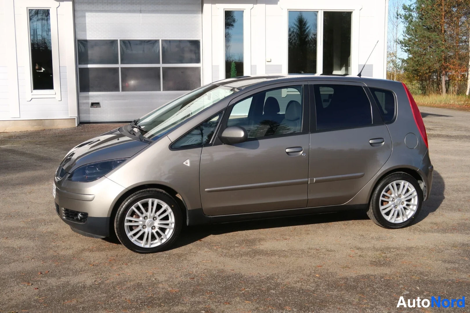 Beige Mitsubishi Colt 2008, etuviisto, keula vasemmalle, kuva 2