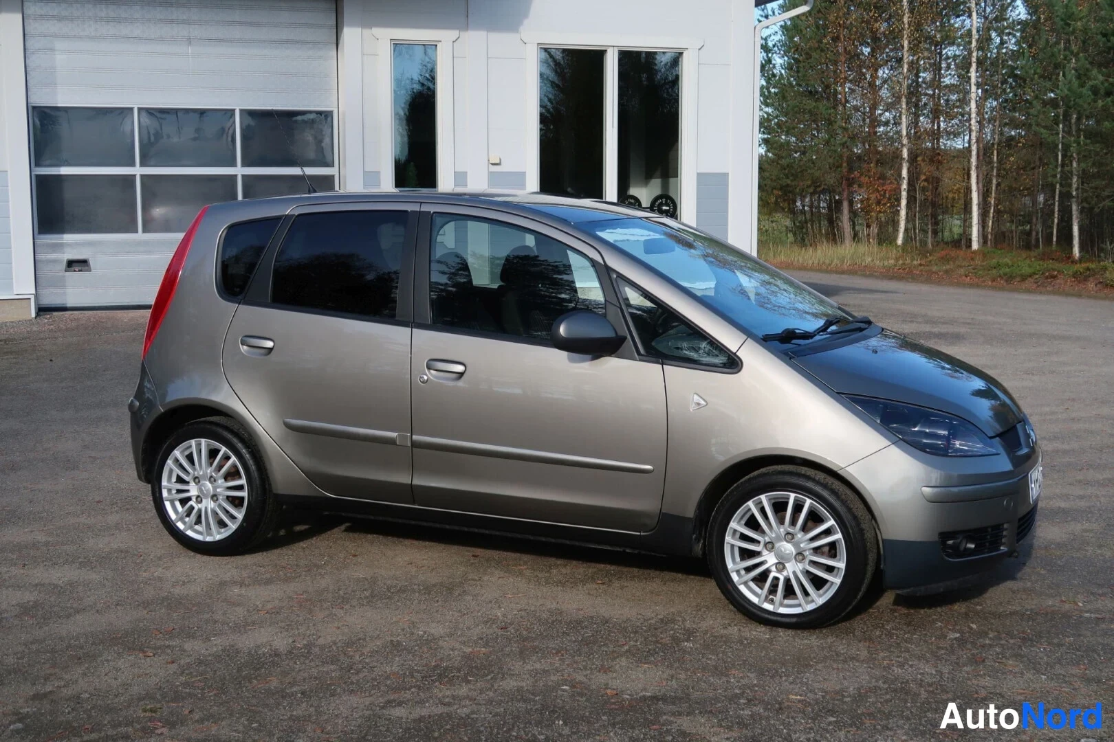 Beige Mitsubishi Colt 2008, etuviisto, keula oikealle, kuva 7