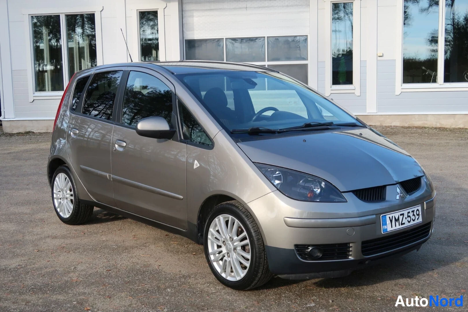 Beige Mitsubishi Colt 2008, etuviisto, keula oikealle, kuva 9
