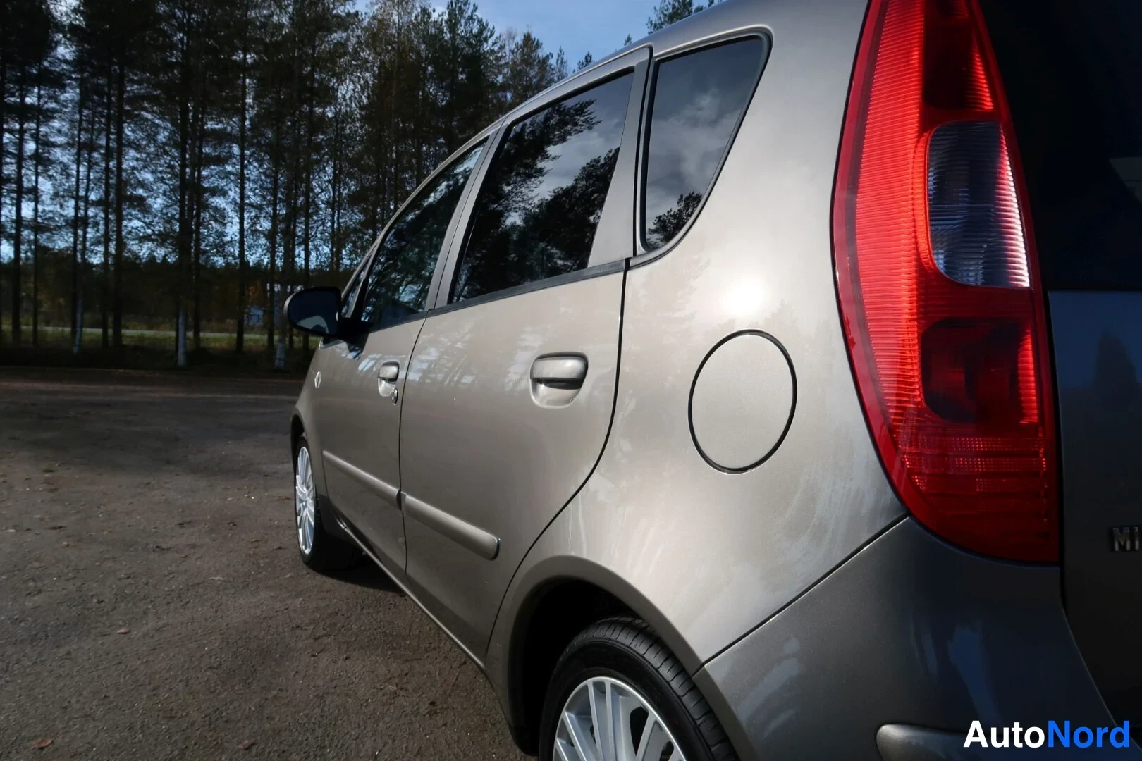 Beige Mitsubishi Colt 2008, takaviisto, kuva 15