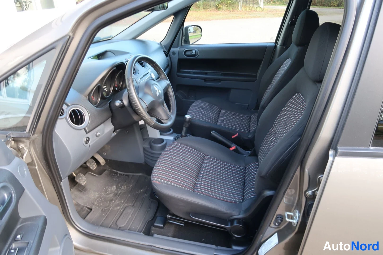 Beige Mitsubishi Colt 2008, ohjaamo, kuva 18