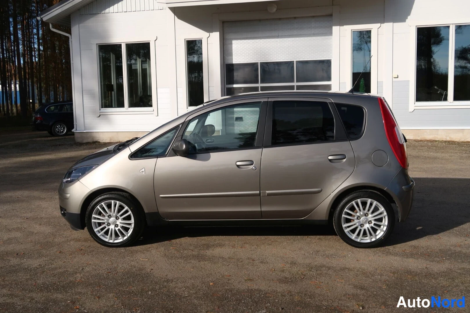 Beige Mitsubishi Colt 2008, etuviisto, keula vasemmalle, kuva 3