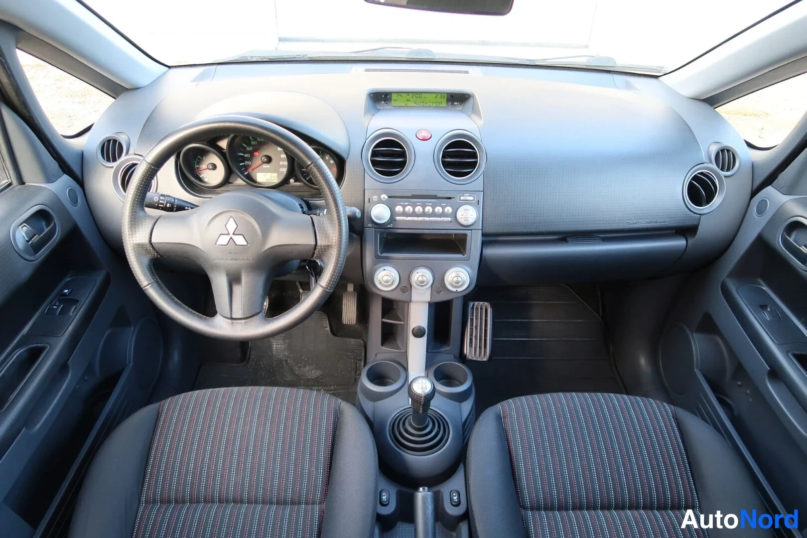 Beige Mitsubishi Colt 2008, ohjaamo, kuva 20