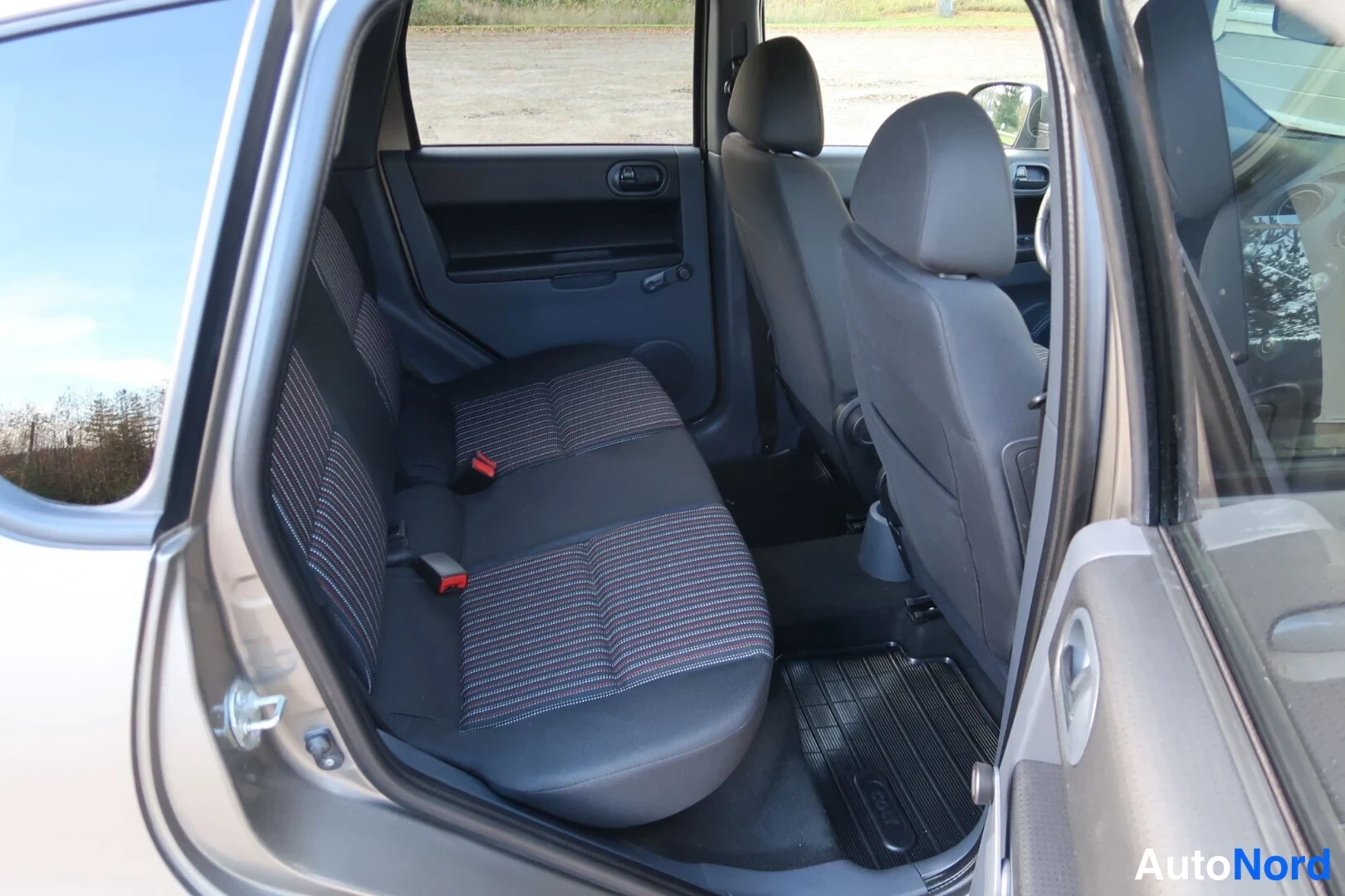 Beige Mitsubishi Colt 2008, takaistuimet, kuva 22