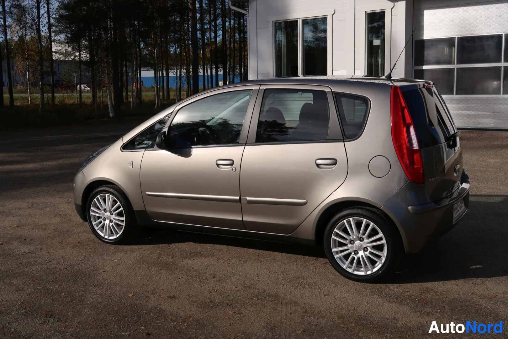 Beige Mitsubishi Colt 2008, sivulta, kuva 10