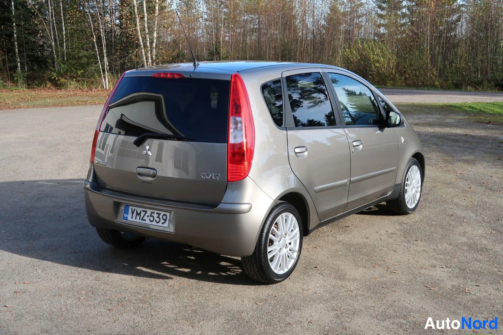 Beige Mitsubishi Colt 2008, takaviisto, kuva 13