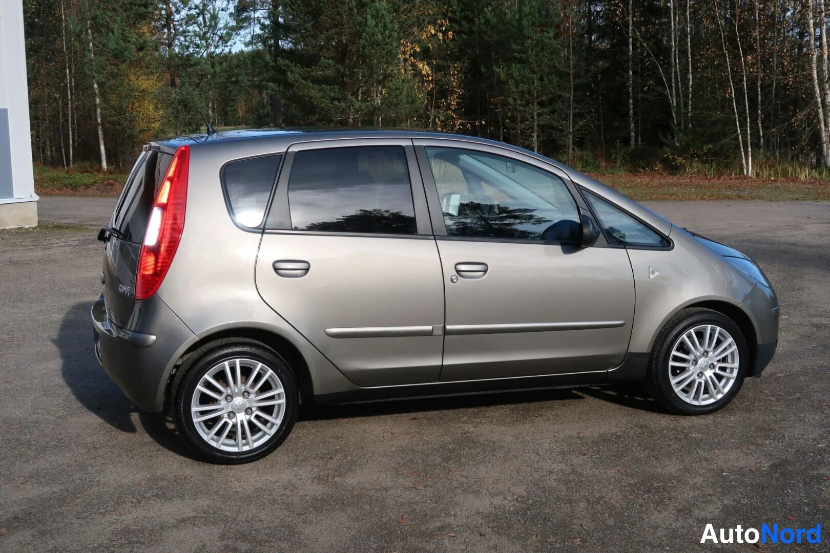 Beige Mitsubishi Colt 2008, sivulta, kuva 11