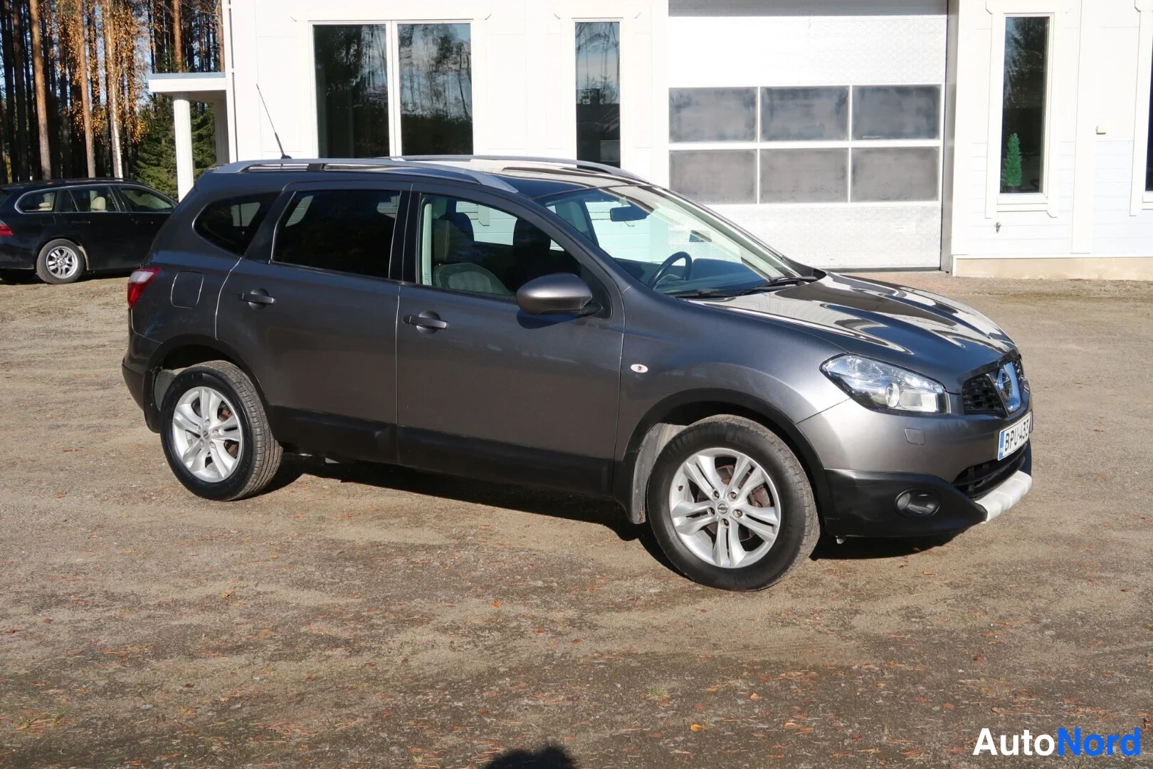 Harmaa Nissan Qashqai+2 2013, etuviisto, keula oikealle, kuva 6