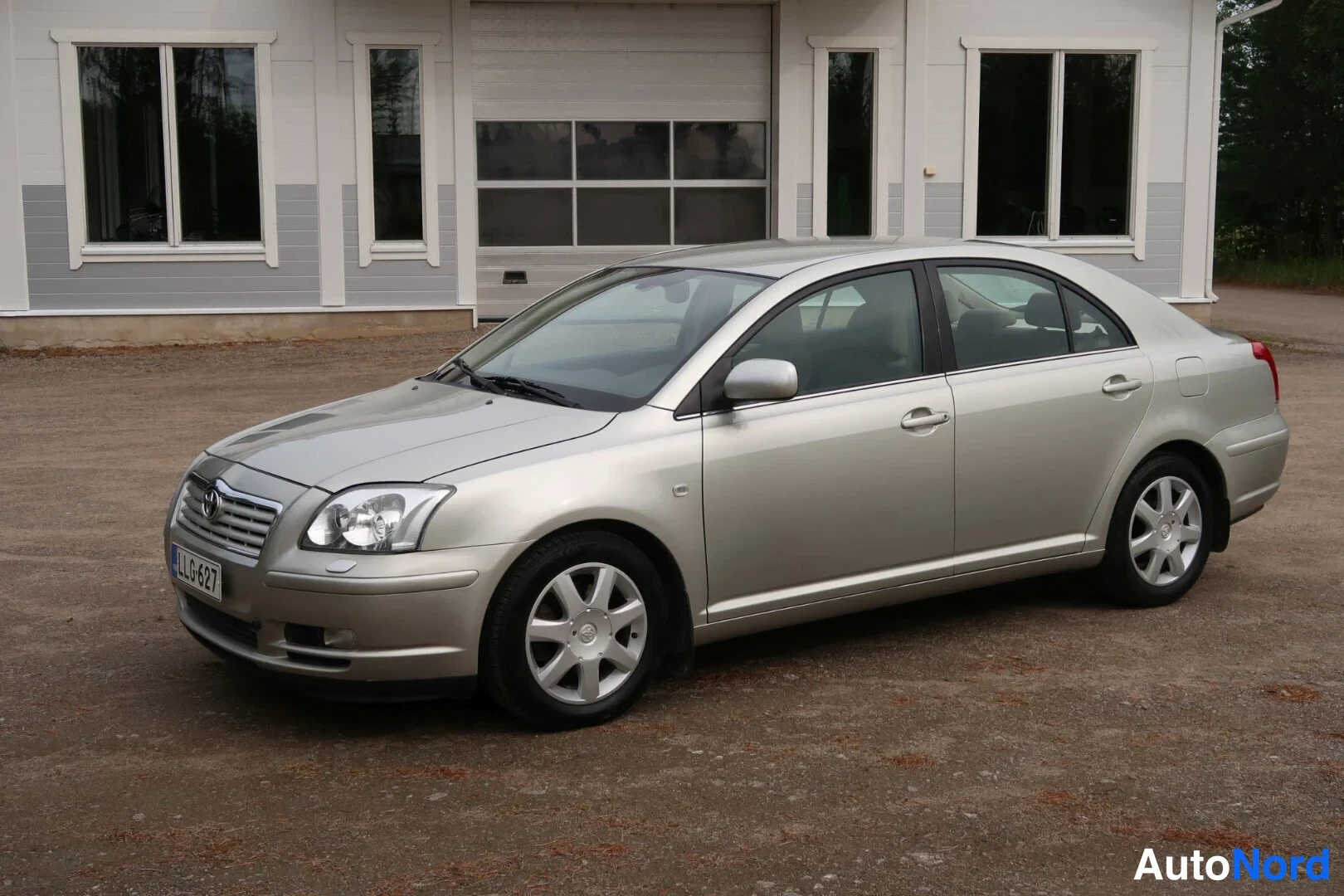 Harmaa Toyota Avensis 2003, etuviisto, keula vasemmalle, kuva 2