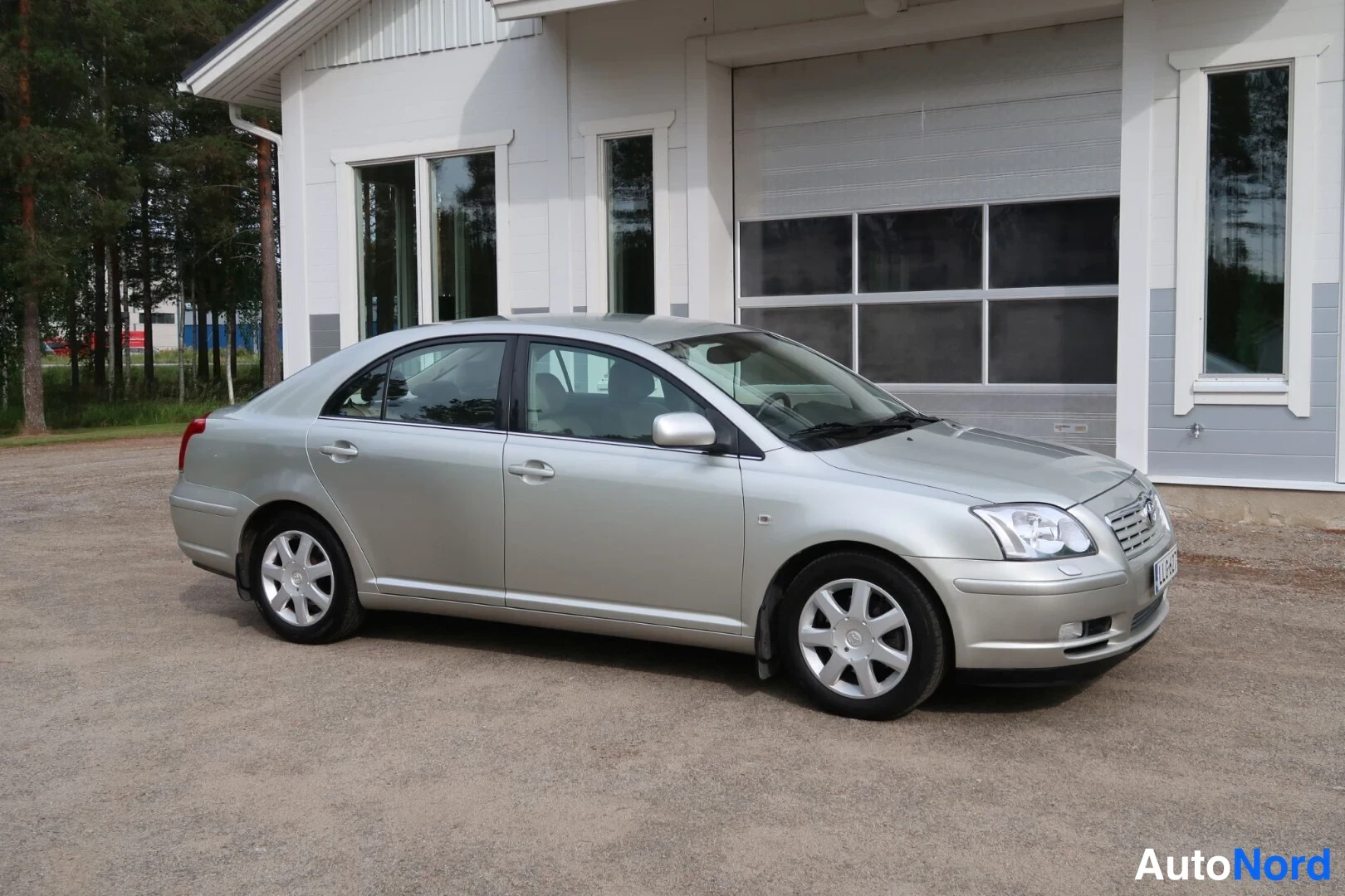 Harmaa Toyota Avensis 2003, etuviisto, keula oikealle, kuva 4
