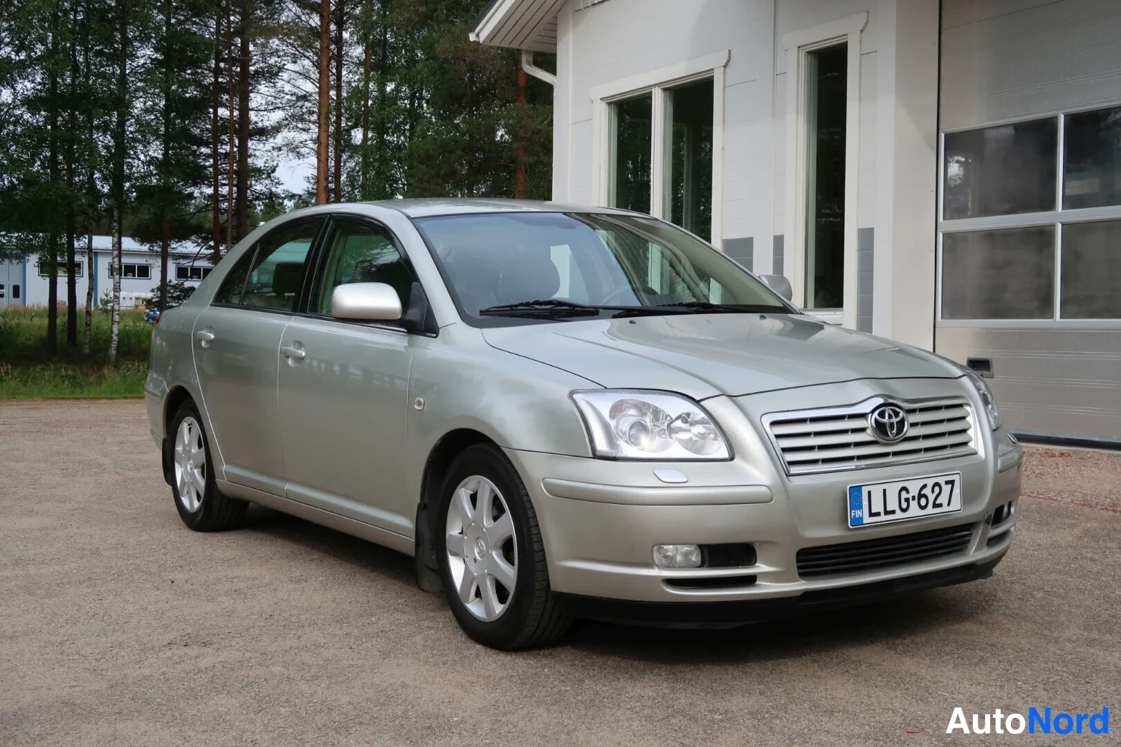 Harmaa Toyota Avensis 2003, etuviisto, keula oikealle, kuva 5