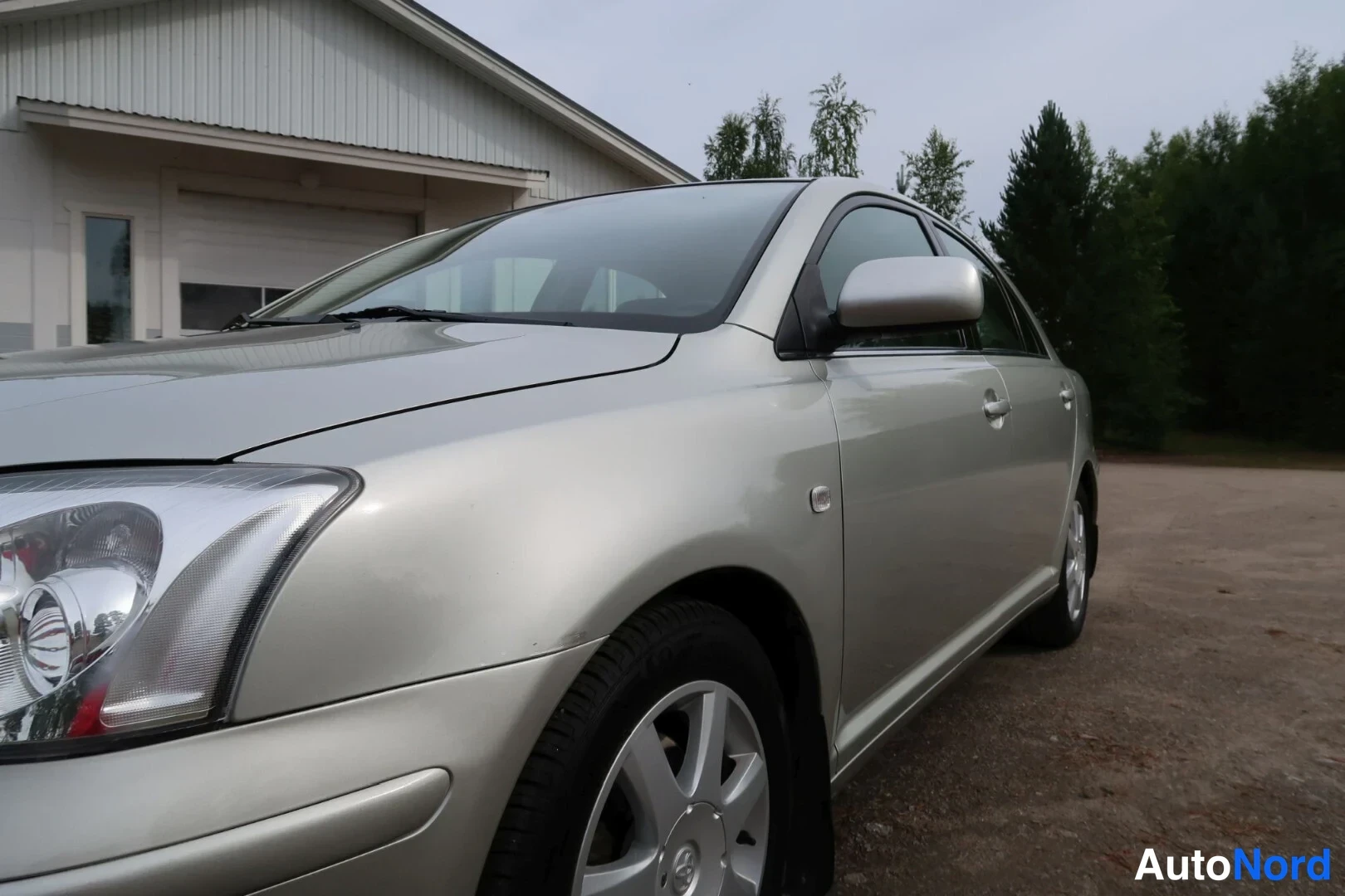 Harmaa Toyota Avensis 2003, etuviisto, keula vasemmalle, kuva 3