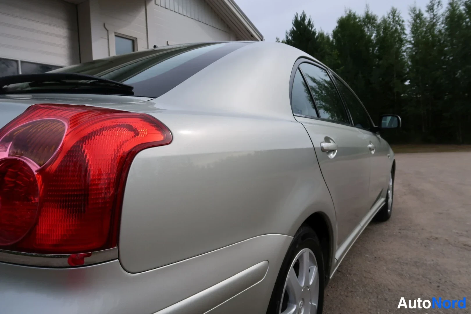 Harmaa Toyota Avensis 2003, takaviisto, kuva 16