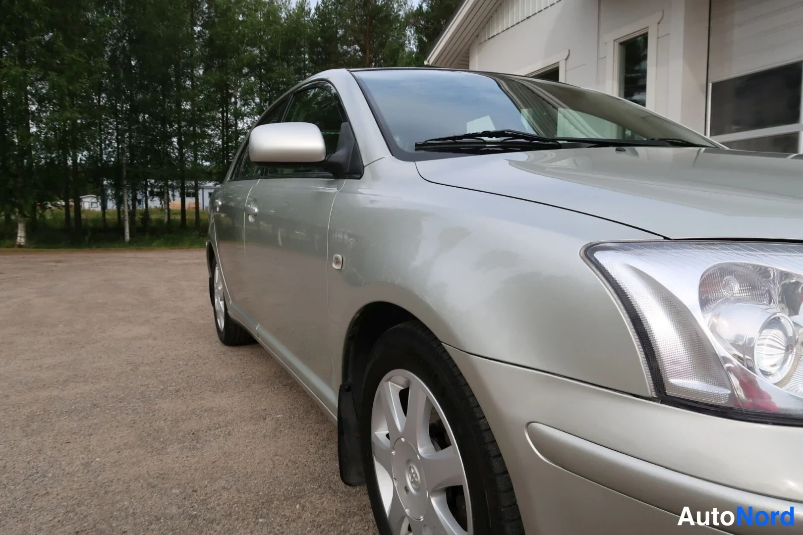 Harmaa Toyota Avensis 2003, etuviisto, keula oikealle, kuva 6