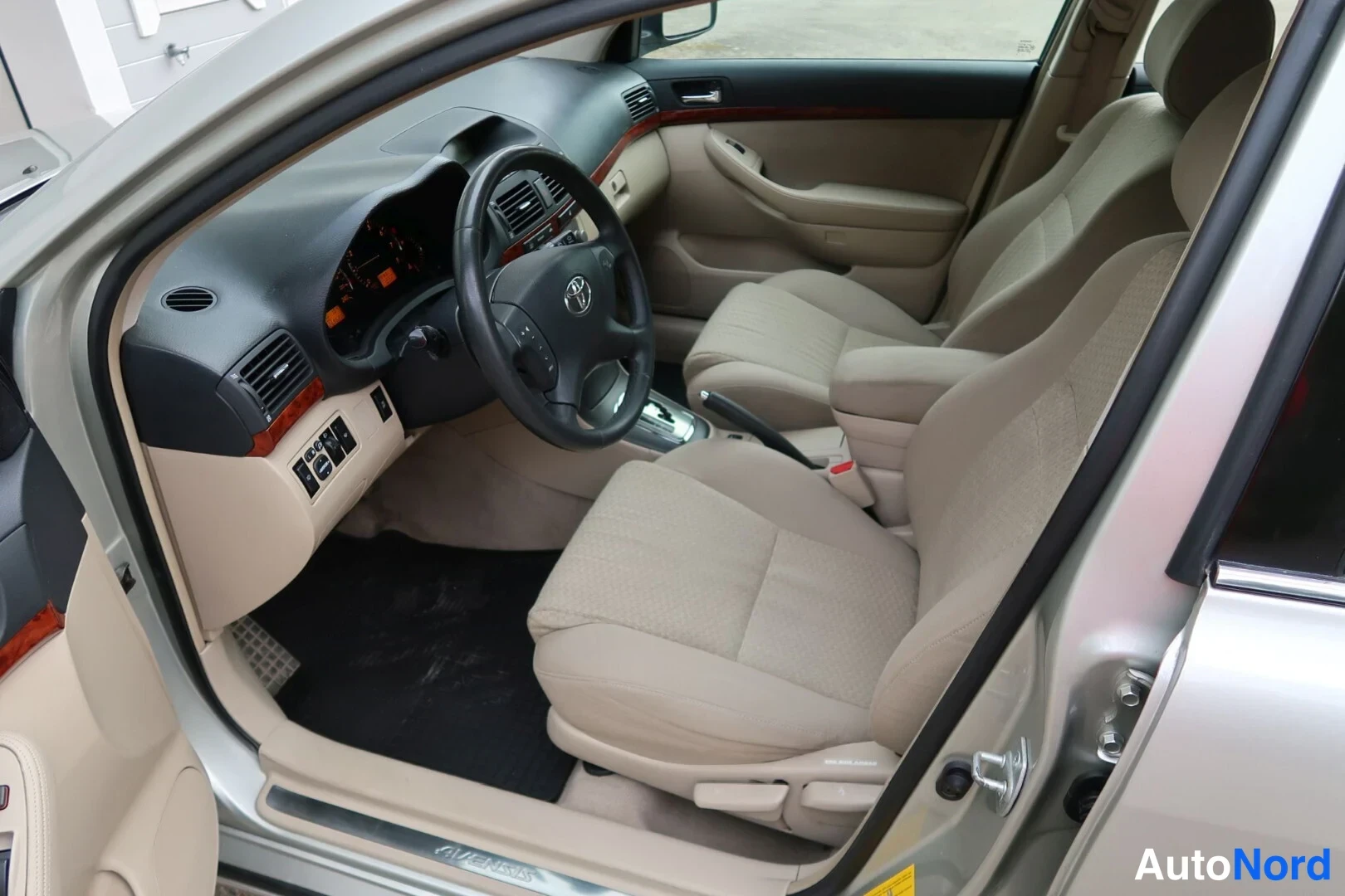 Harmaa Toyota Avensis 2003, ohjaamo, kuva 17