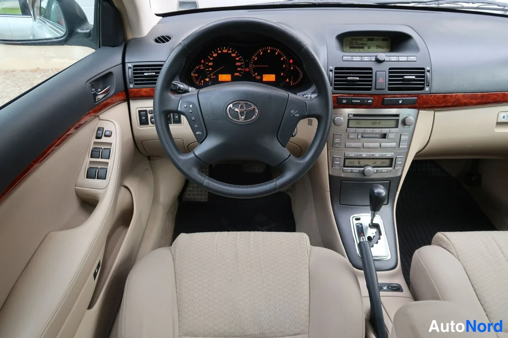 Harmaa Toyota Avensis 2003, ohjaamo, kuva 18