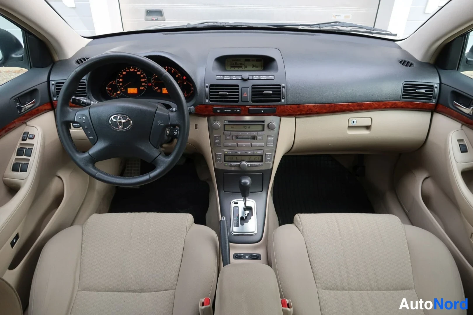 Harmaa Toyota Avensis 2003, ohjaamo, kuva 19