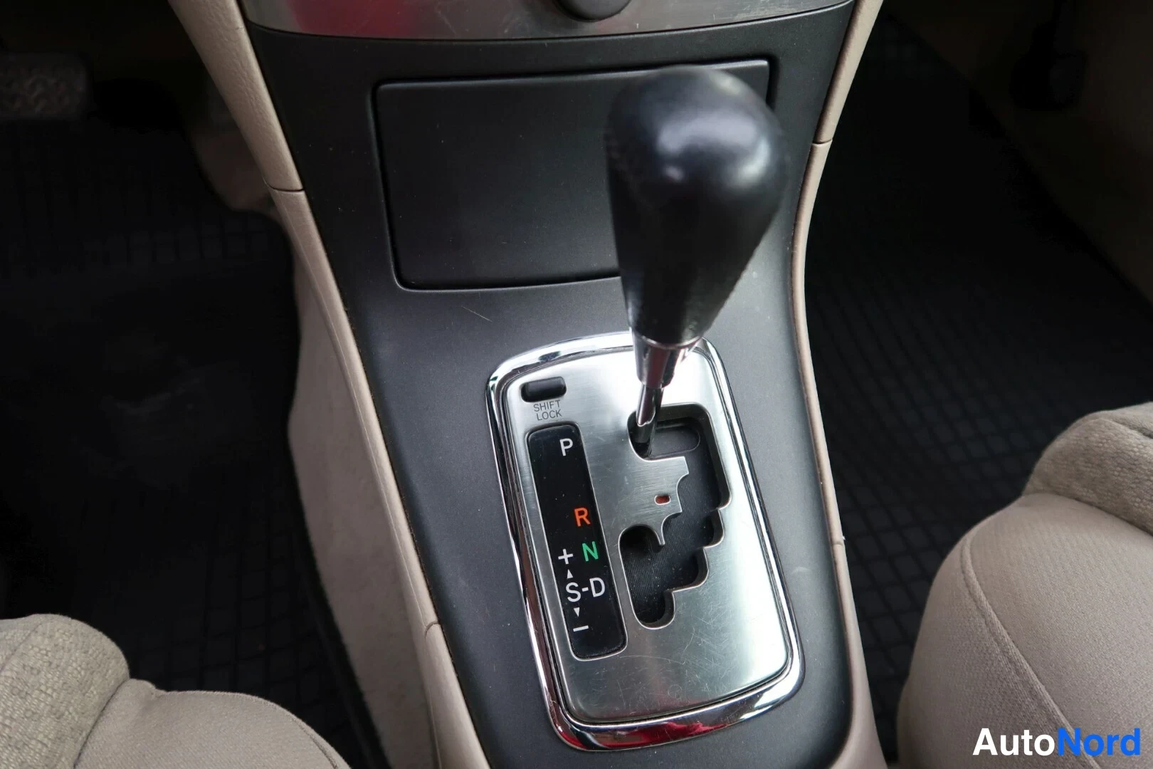 Harmaa Toyota Avensis 2003, yksityiskohta, kuva 24