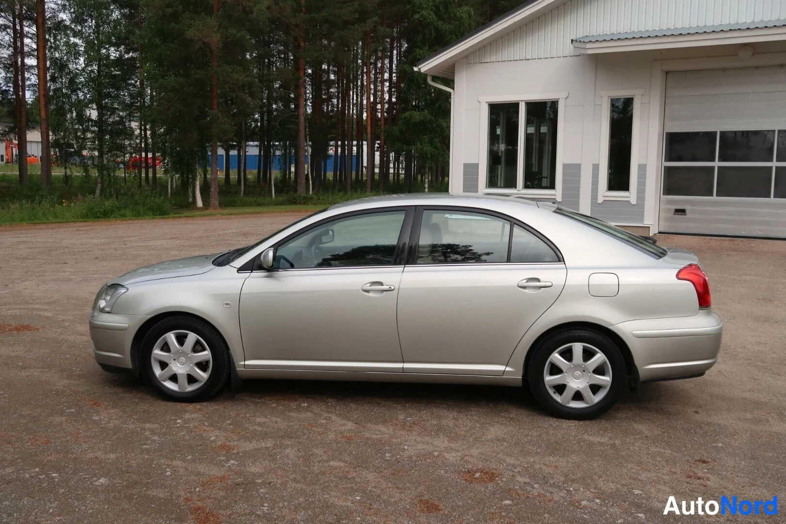 Harmaa Toyota Avensis 2003, sivulta, kuva 7