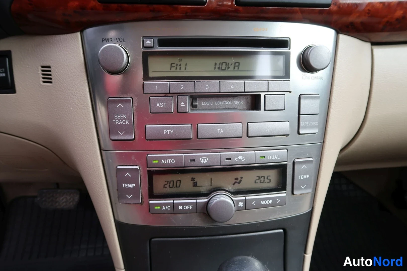 Harmaa Toyota Avensis 2003, yksityiskohta, kuva 25