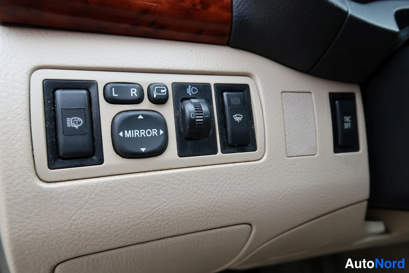 Harmaa Toyota Avensis 2003, yksityiskohta, kuva 27