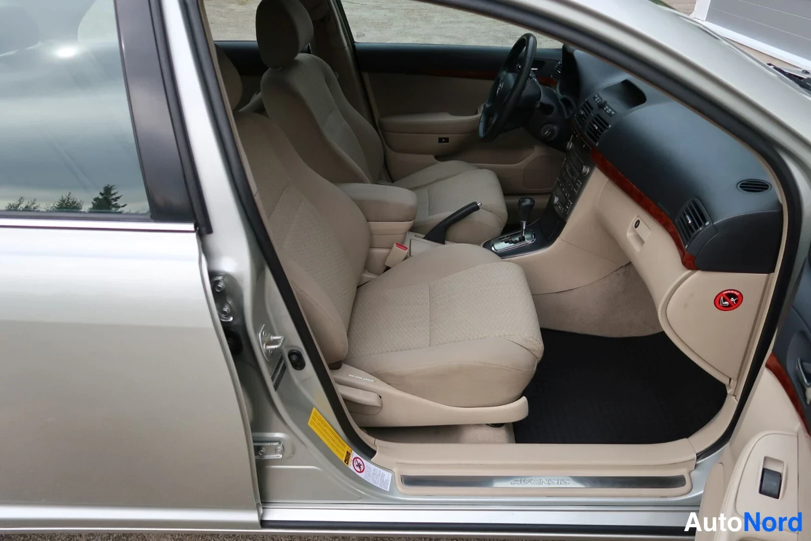 Harmaa Toyota Avensis 2003, etuistuimet, kuva 20