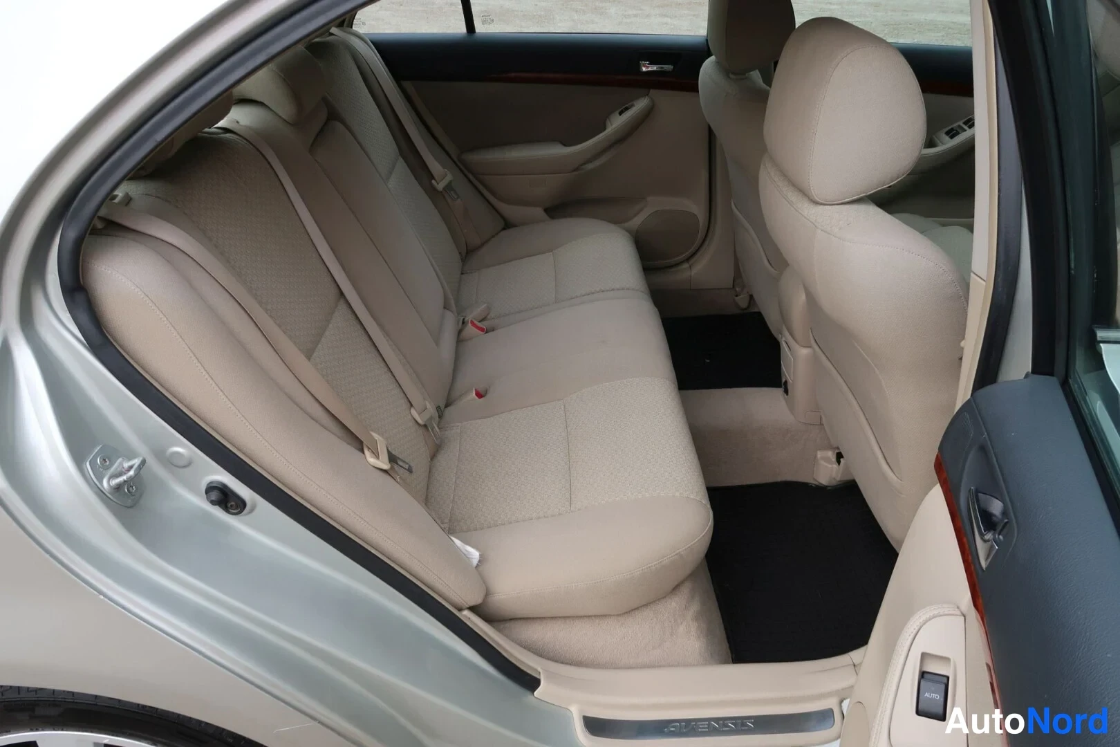 Harmaa Toyota Avensis 2003, takaistuimet, kuva 21