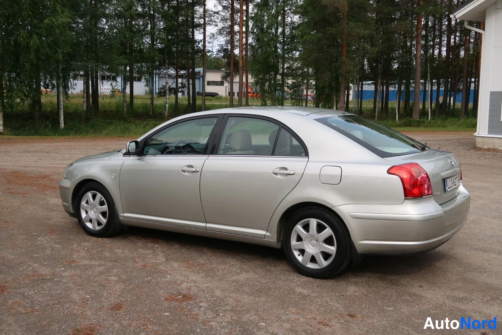 Harmaa Toyota Avensis 2003, takaviisto, kuva 8