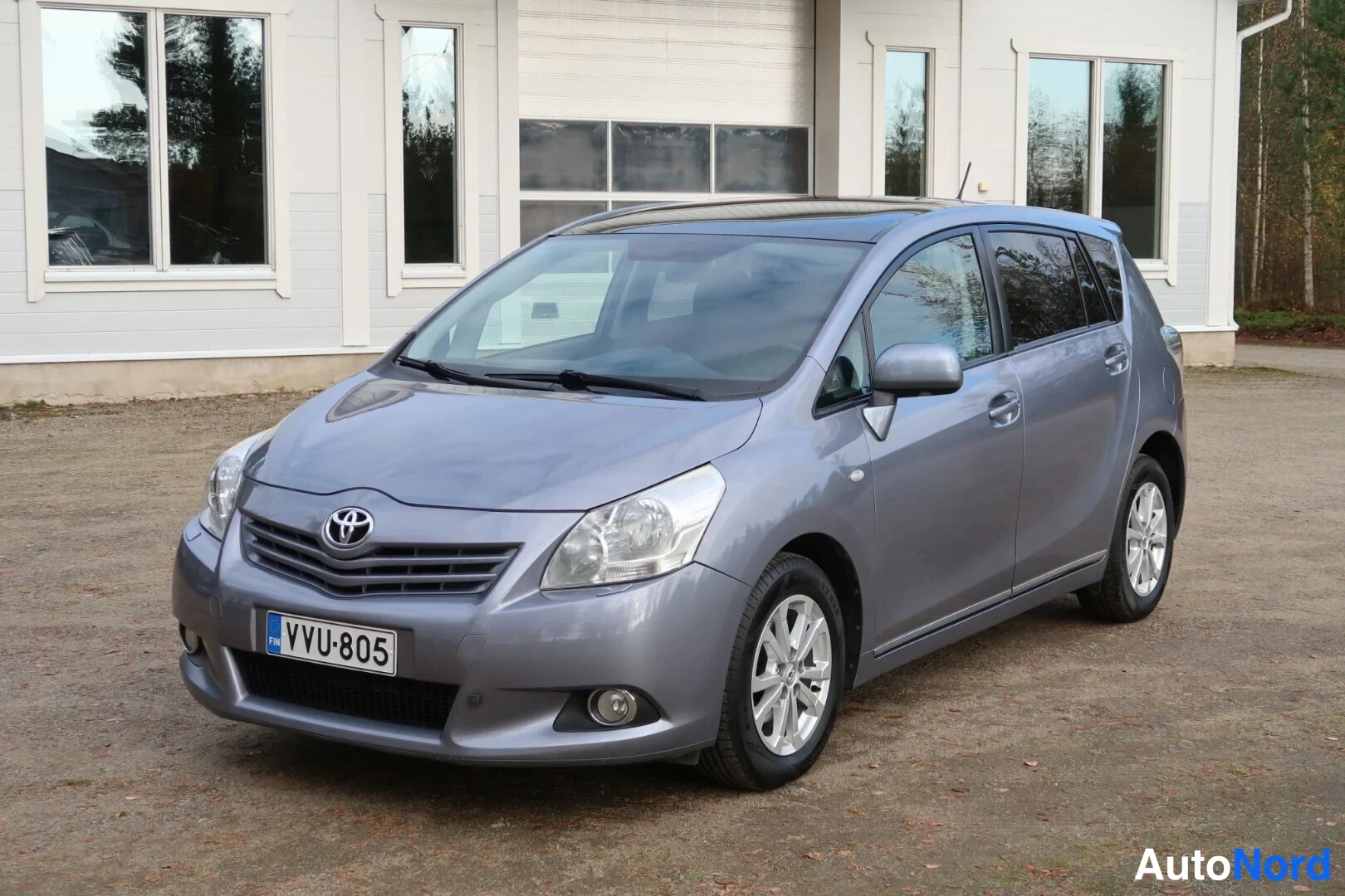 Harmaa Toyota Verso 2011, etuviisto, keula vasemmalle, kuva 2