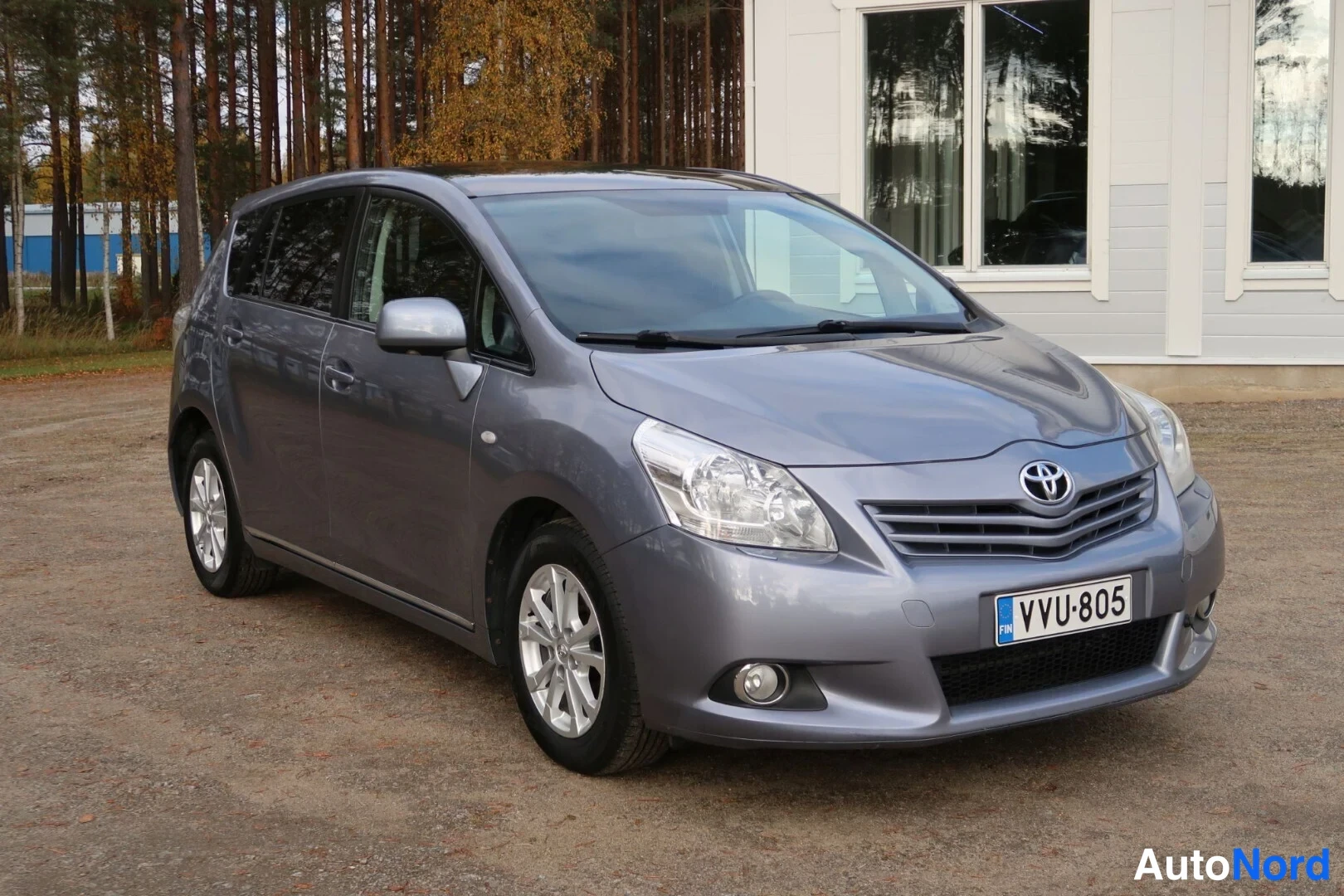 Harmaa Toyota Verso 2011, etuviisto, keula oikealle, kuva 5