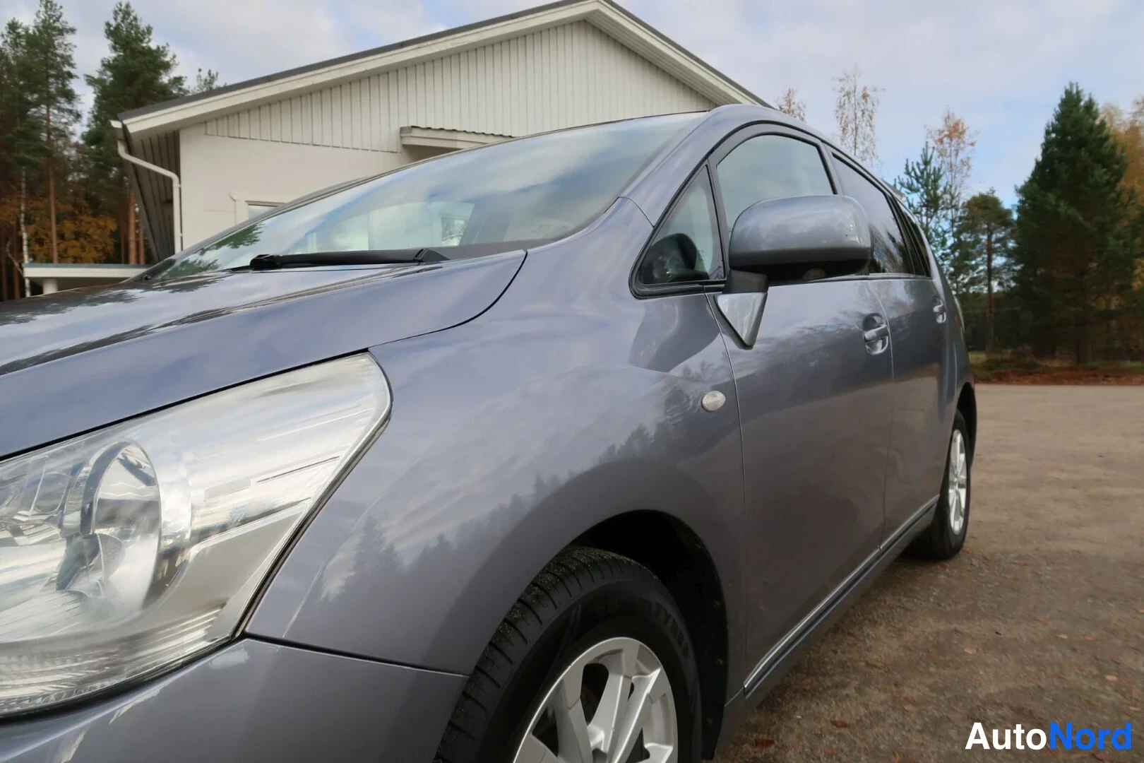 Harmaa Toyota Verso 2011, etuviisto, keula vasemmalle, kuva 3