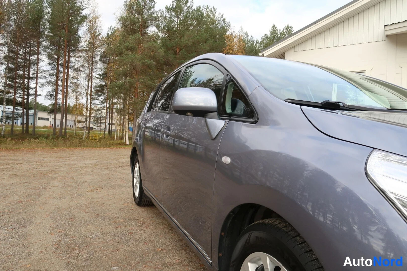 Harmaa Toyota Verso 2011, etuviisto, keula oikealle, kuva 6