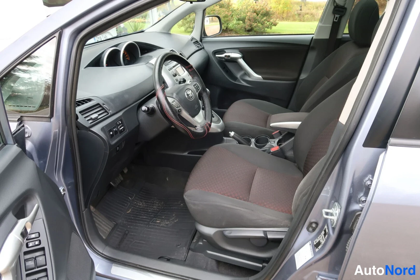 Harmaa Toyota Verso 2011, ohjaamo, kuva 17