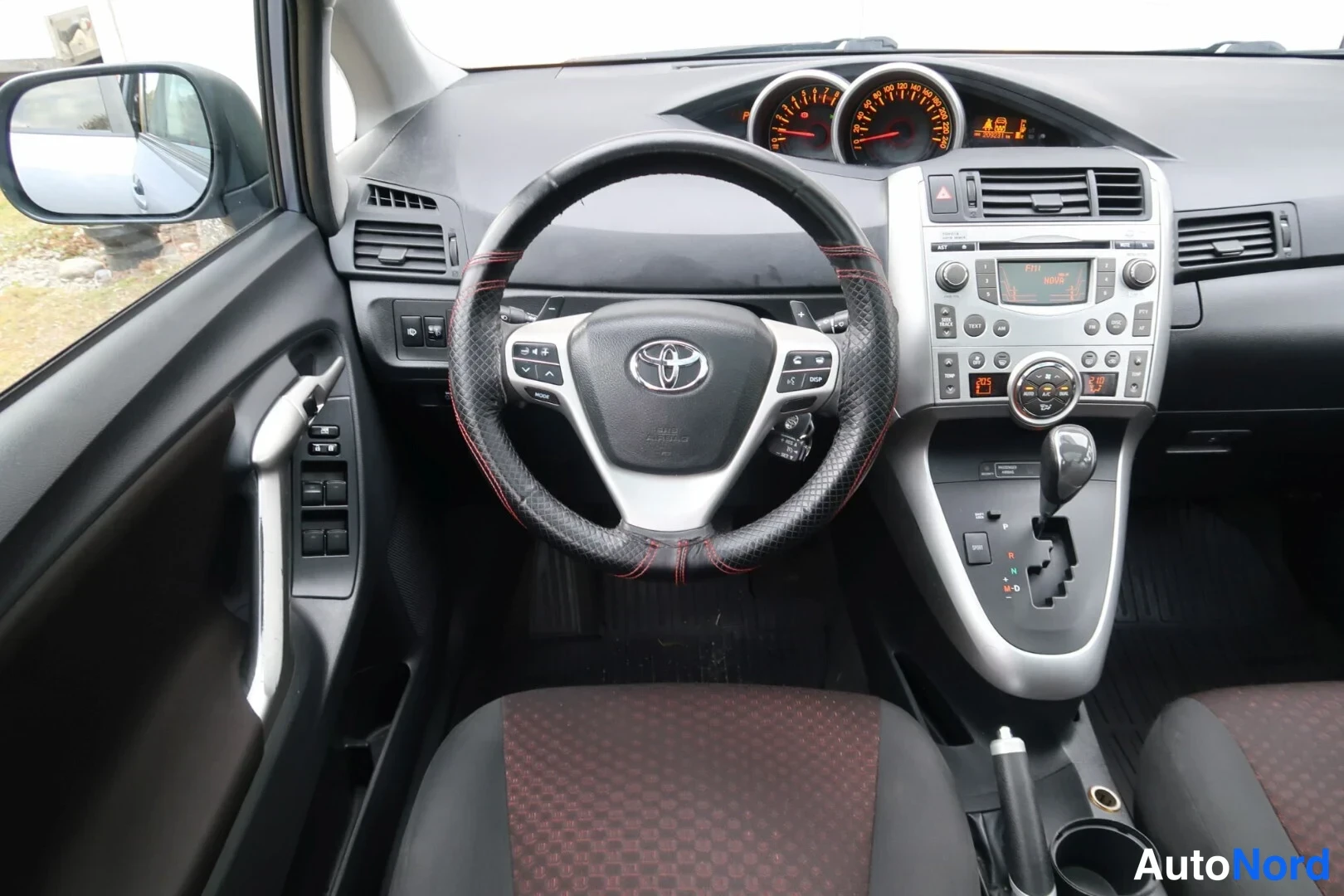 Harmaa Toyota Verso 2011, ohjaamo, kuva 18