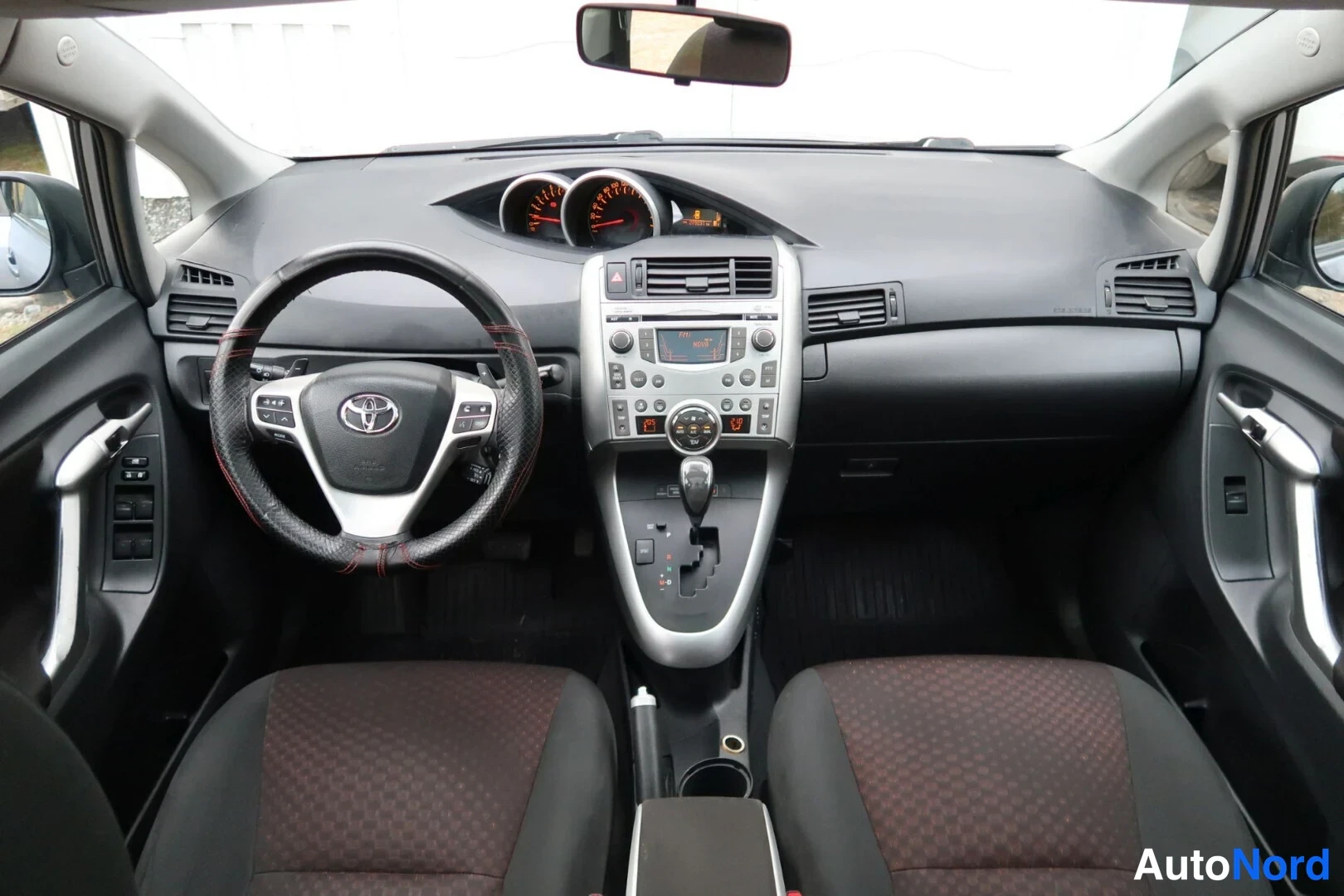 Harmaa Toyota Verso 2011, ohjaamo, kuva 19