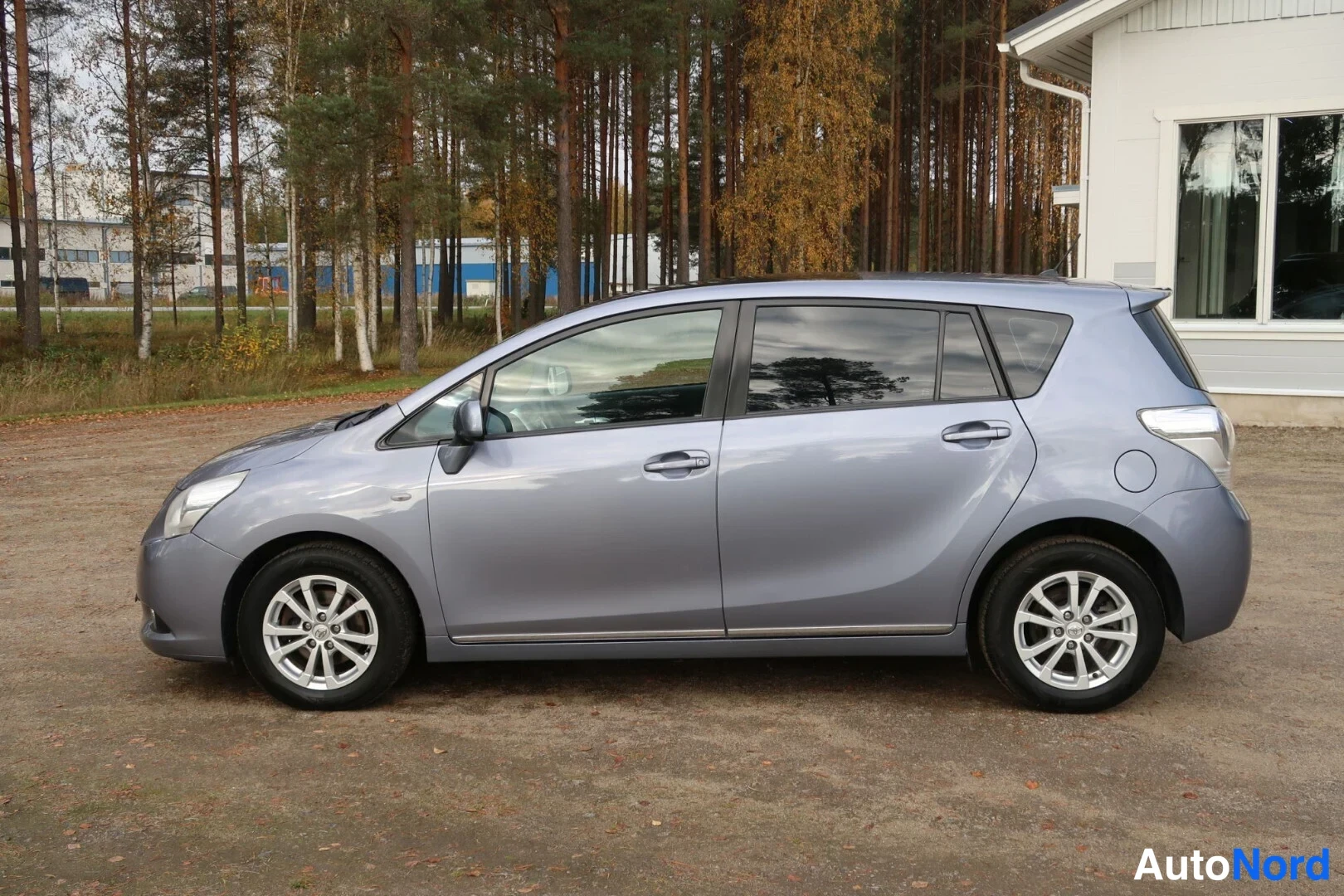 Harmaa Toyota Verso 2011, sivulta, kuva 7