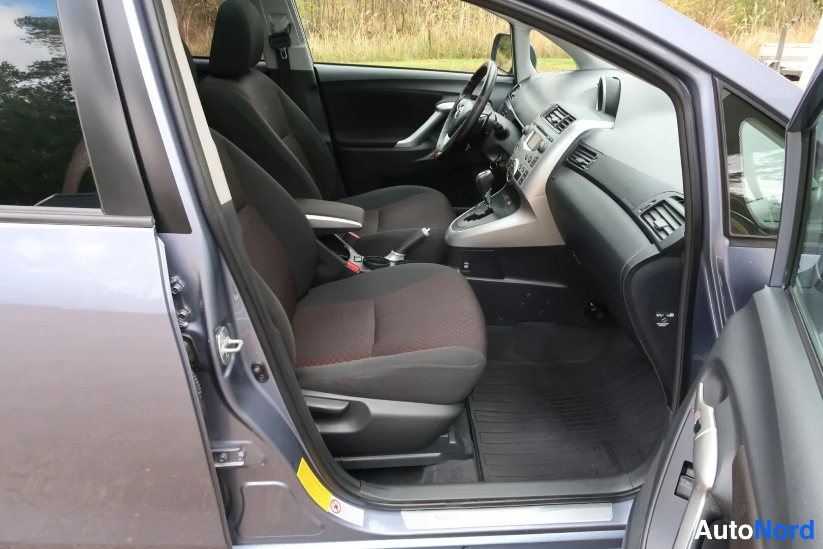 Harmaa Toyota Verso 2011, etuistuimet, kuva 20