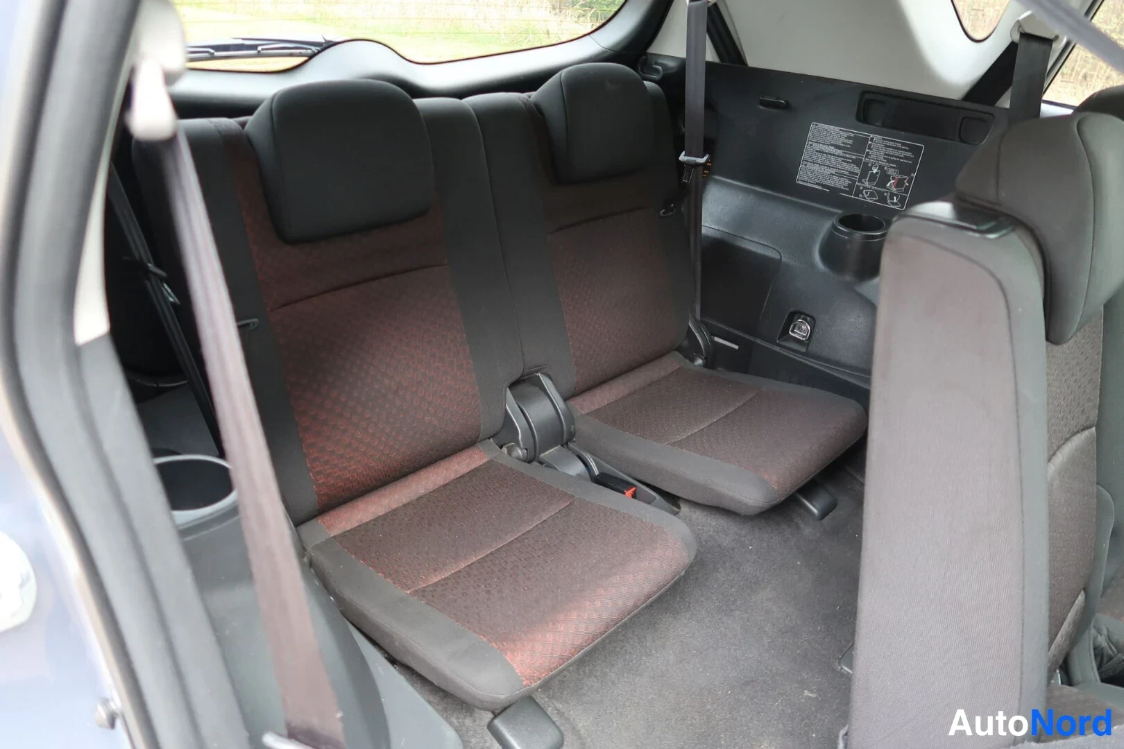 Harmaa Toyota Verso 2011, takaistuimet, kuva 22