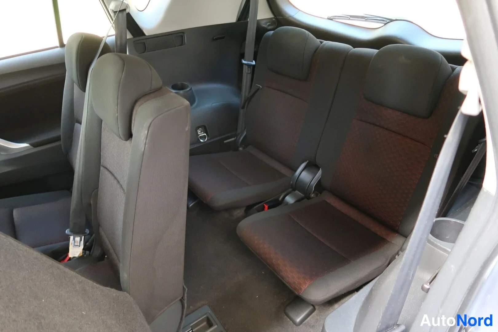 Harmaa Toyota Verso 2011, takaistuimet, kuva 23