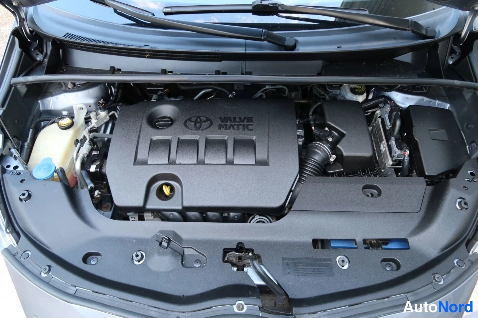 Harmaa Toyota Verso 2011, moottoritila, kuva 26