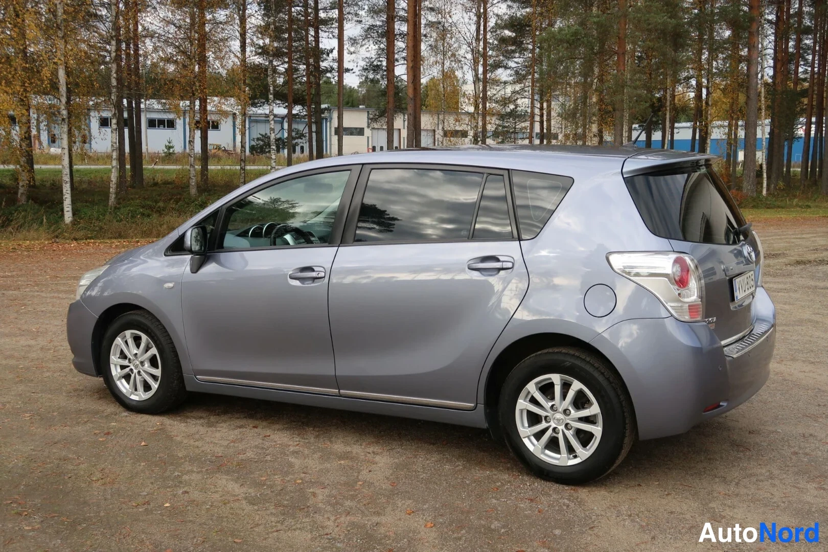 Harmaa Toyota Verso 2011, takaviisto, kuva 8