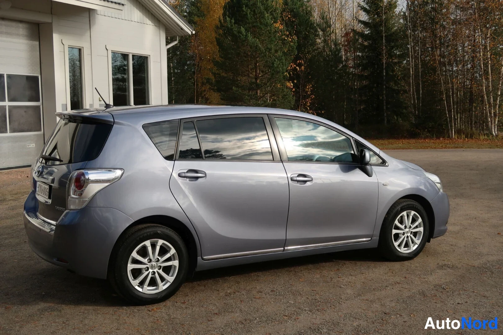 Harmaa Toyota Verso 2011, takaviisto, kuva 13