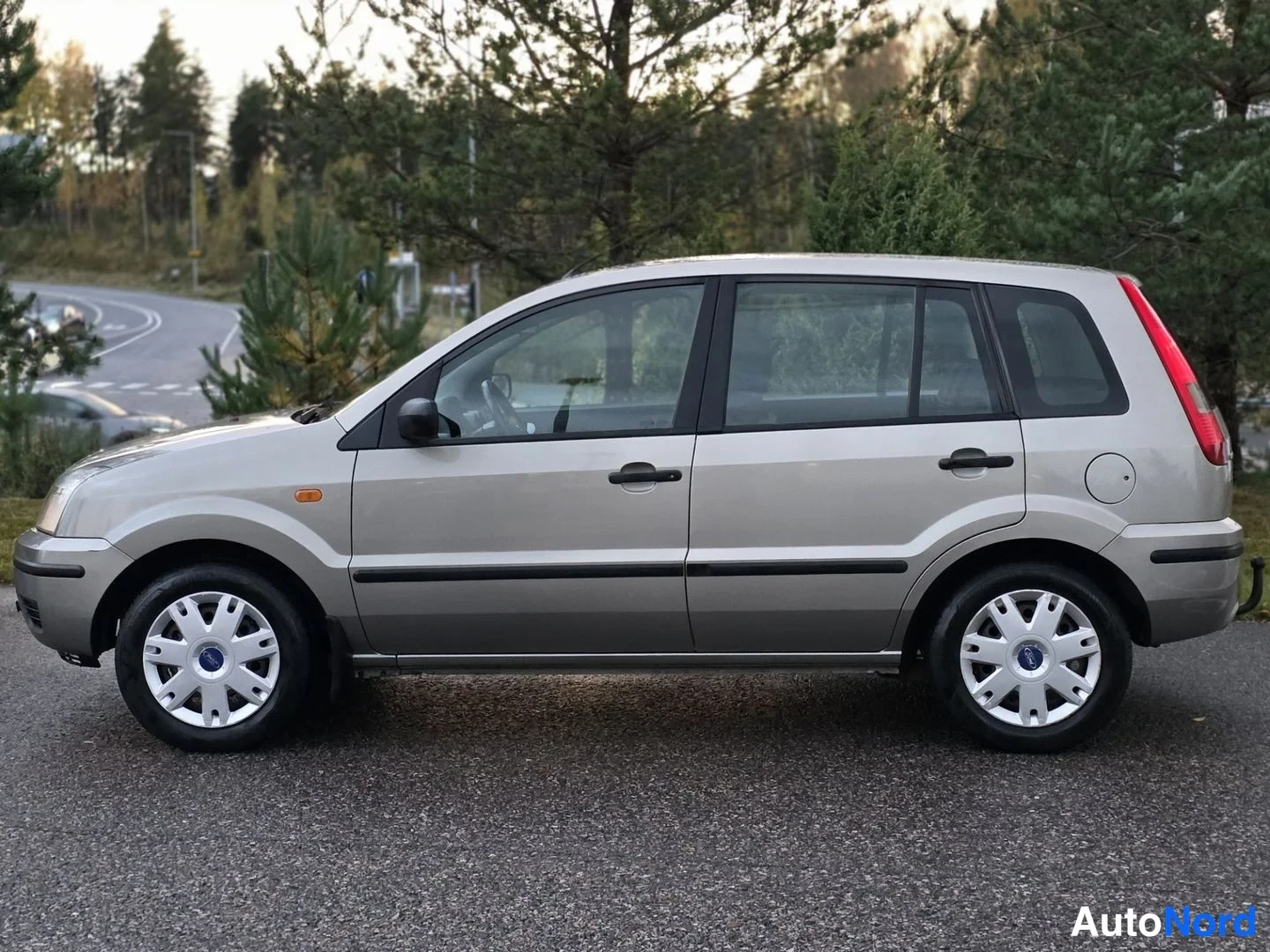 Kupari Ford Fusion 2004, sivulta, kuva 4