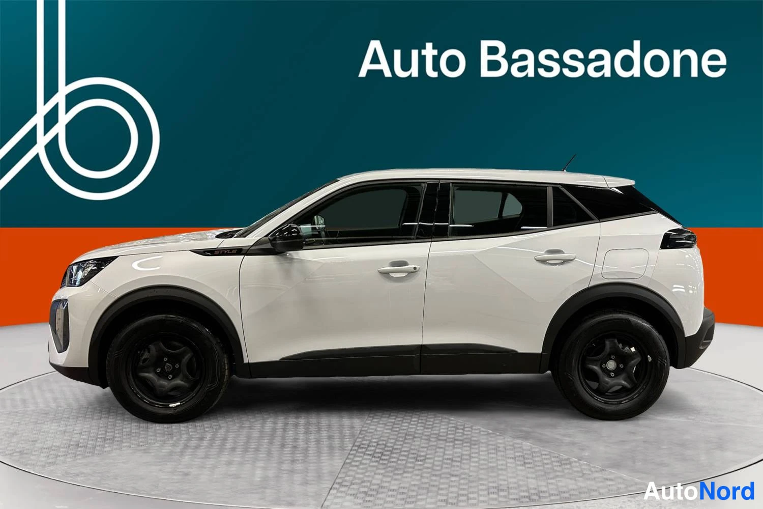Valkoinen Peugeot 2008 2025, etuviisto, keula vasemmalle, kuva 5