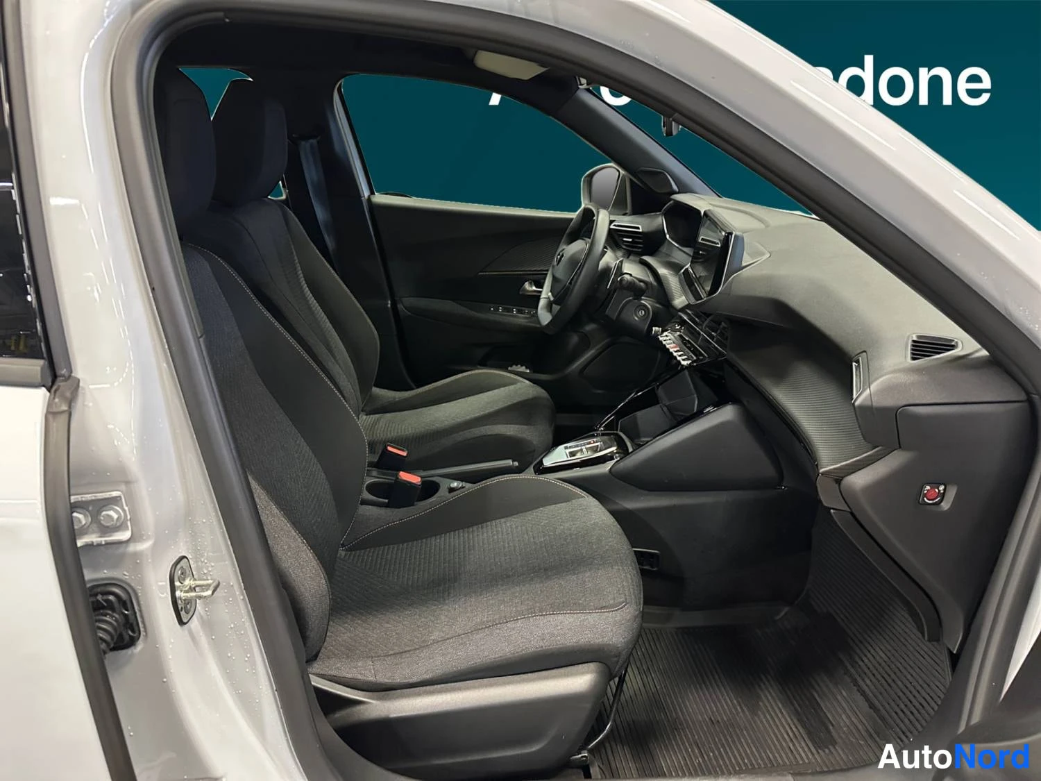 Valkoinen Peugeot 2008 2025, ohjaamo, kuva 11