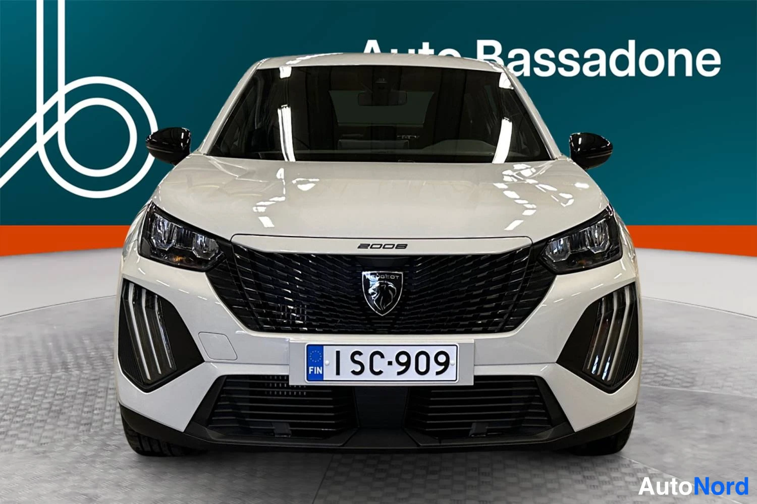Valkoinen Peugeot 2008 2025, edestä, kuva 3