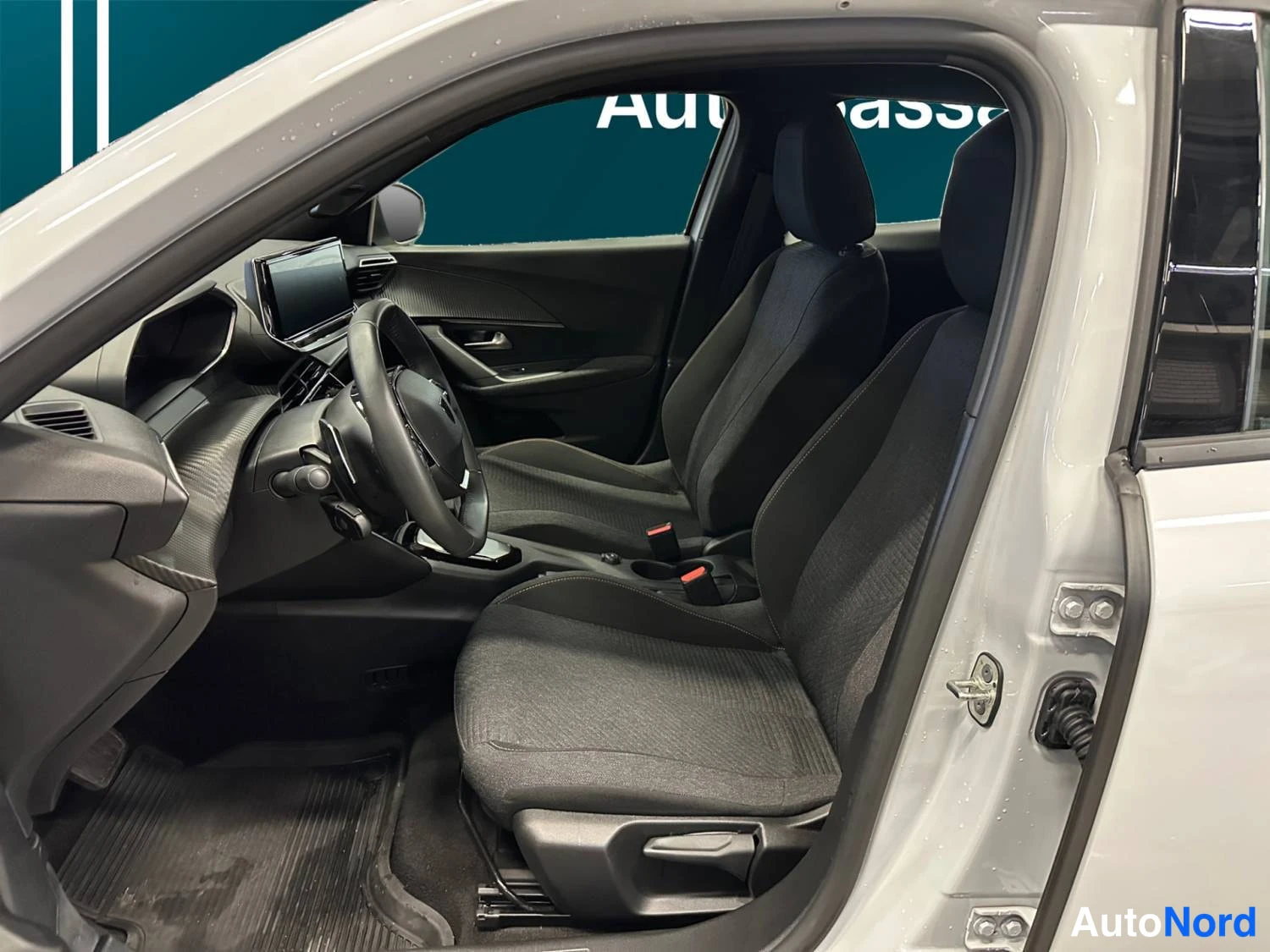 Valkoinen Peugeot 2008 2025, etuistuimet, kuva 12
