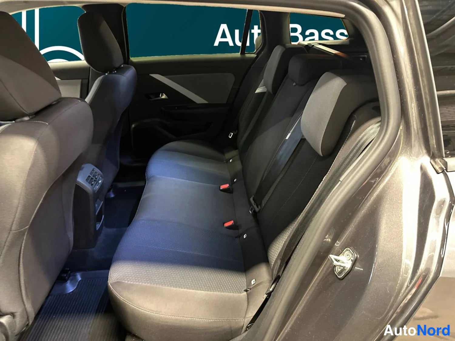 Harmaa Opel Astra Sports Tourer 2024, takaistuimet, kuva 12